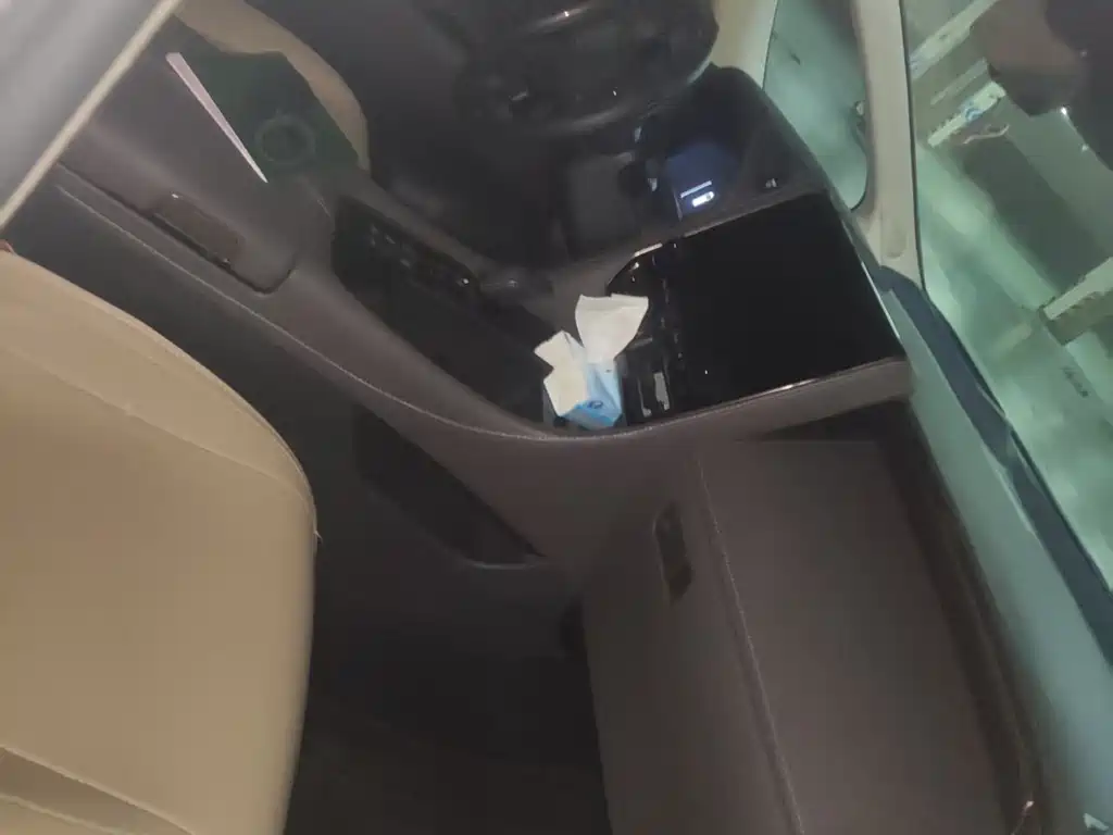Toyota Alphard — миниатюра 5