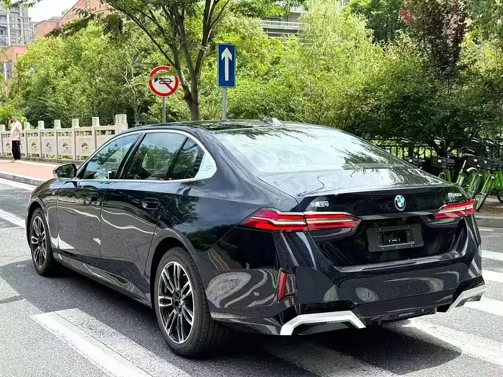 BMW 5 Series — миниатюра 9
