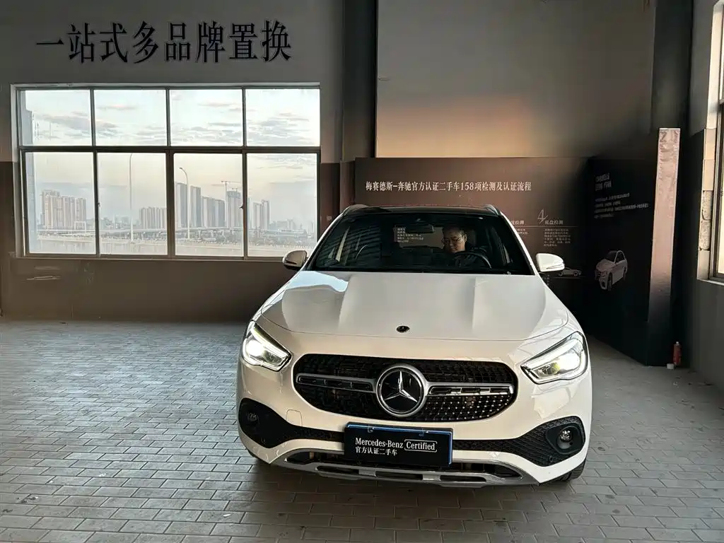 MERCEDES-BENZ GLA