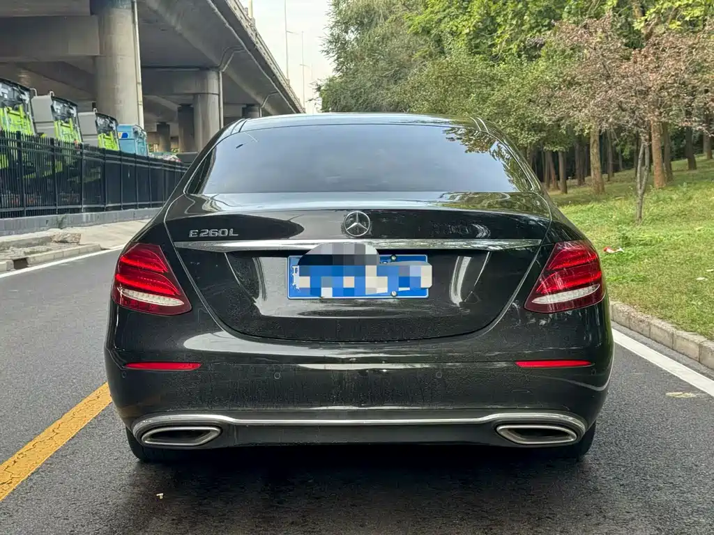 Mercedes-Benz E-Class — миниатюра 4