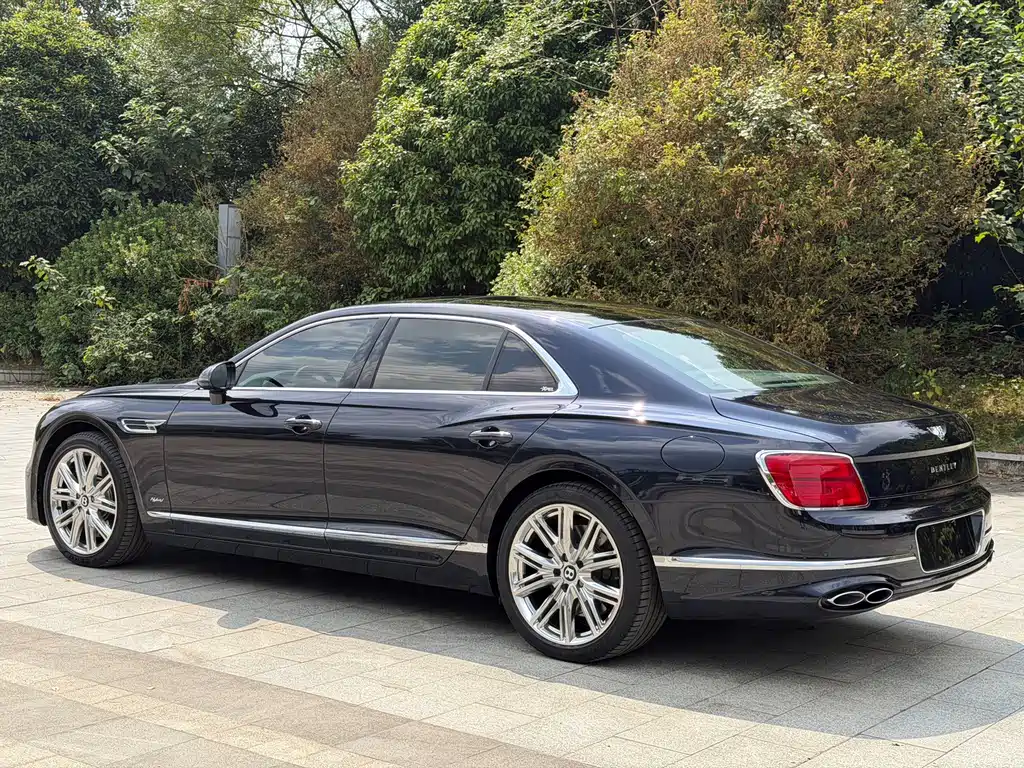Bentley Flying Spur PHEV — миниатюра 5