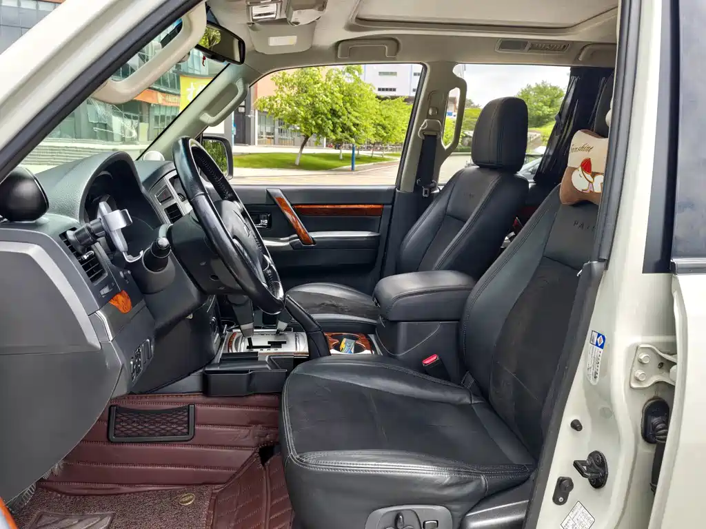 Mitsubishi Pajero (Import) — миниатюра 5