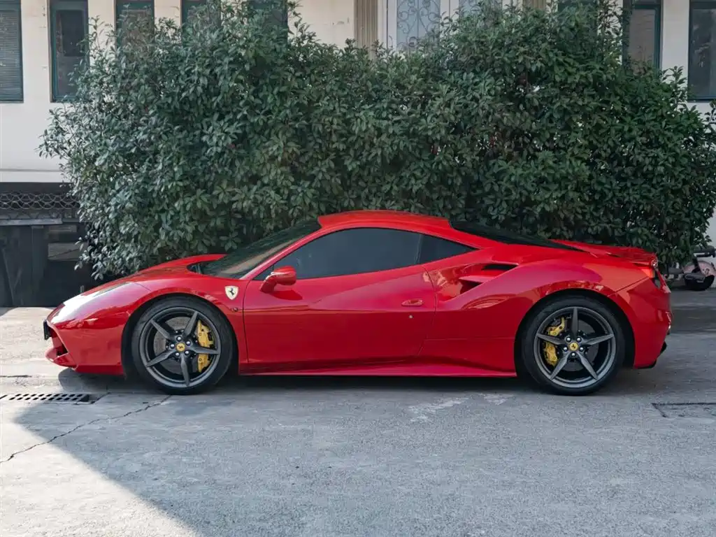 FERRARI 488