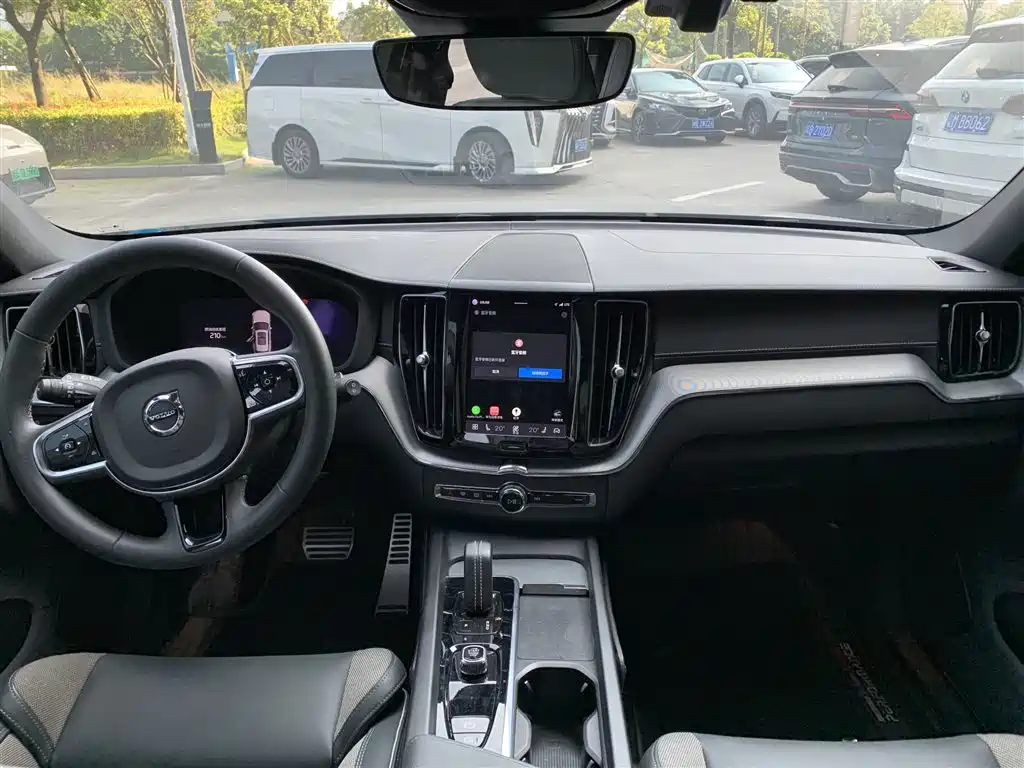 Volvo XC60 PHEV — миниатюра 6