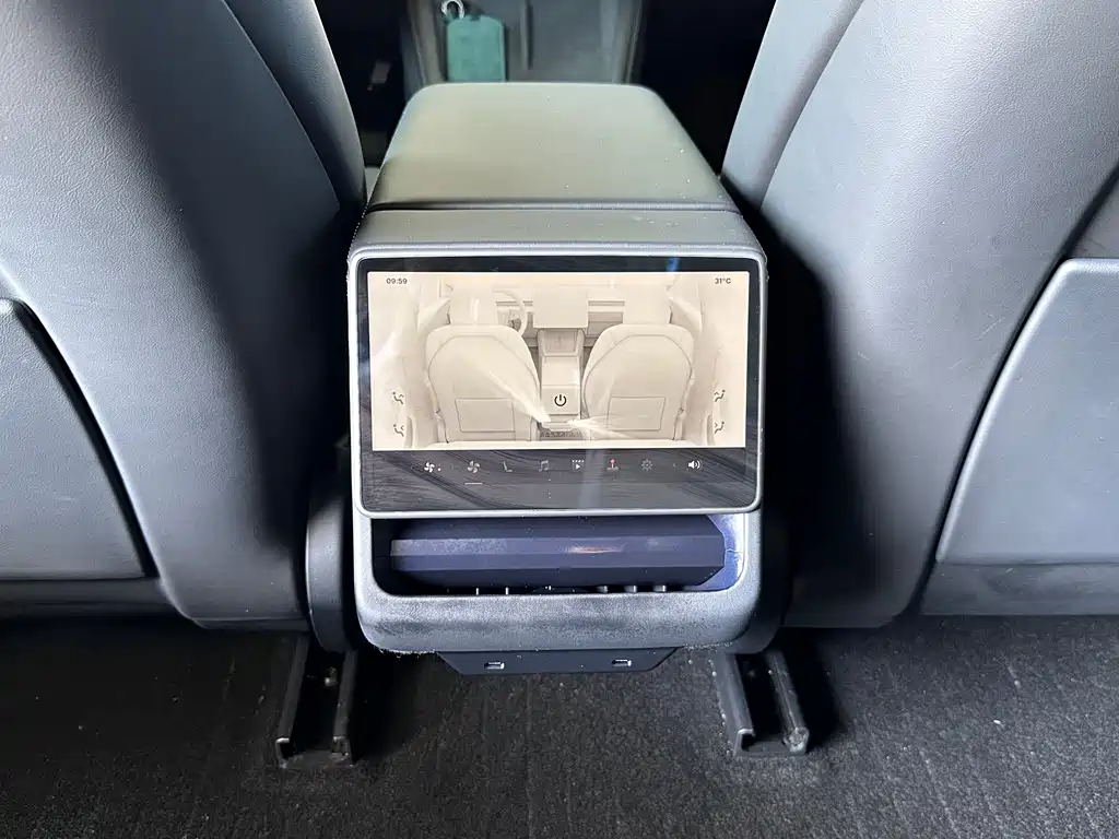 Tesla Model 3 — миниатюра 17