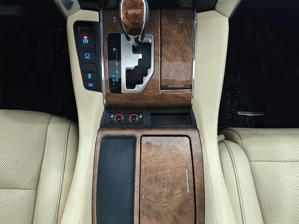 Toyota Alphard — миниатюра 11