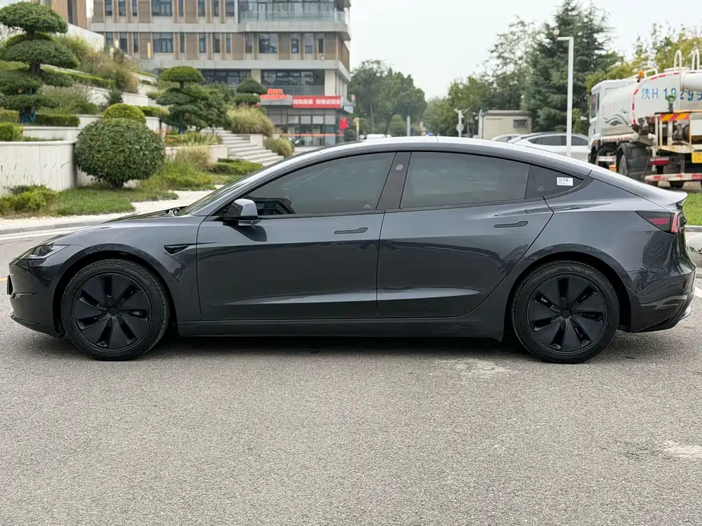 Tesla Model 3 — миниатюра 4