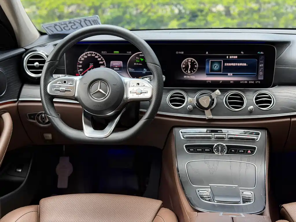 Mercedes-Benz E-Class — миниатюра 9