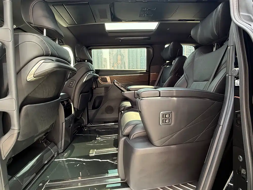 Toyota Alphard — миниатюра 12