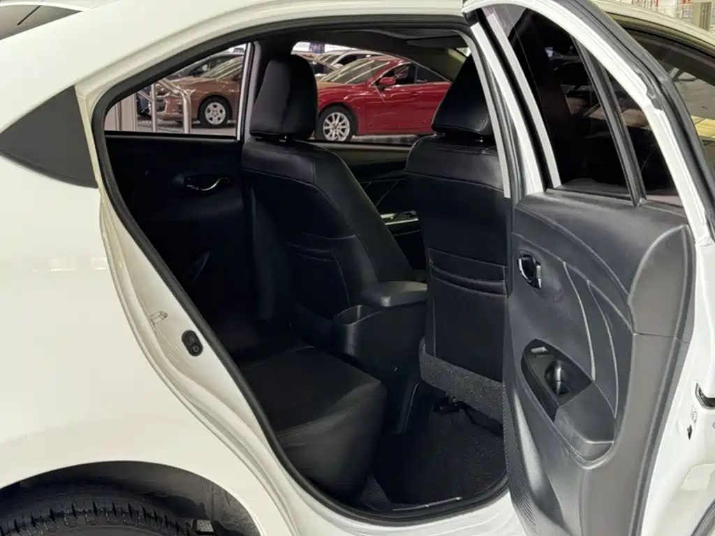 Toyota Yaris L — миниатюра 10