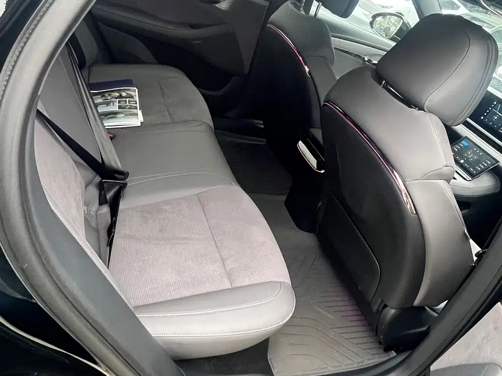 VOYAH LANTU CHASING LIGHT