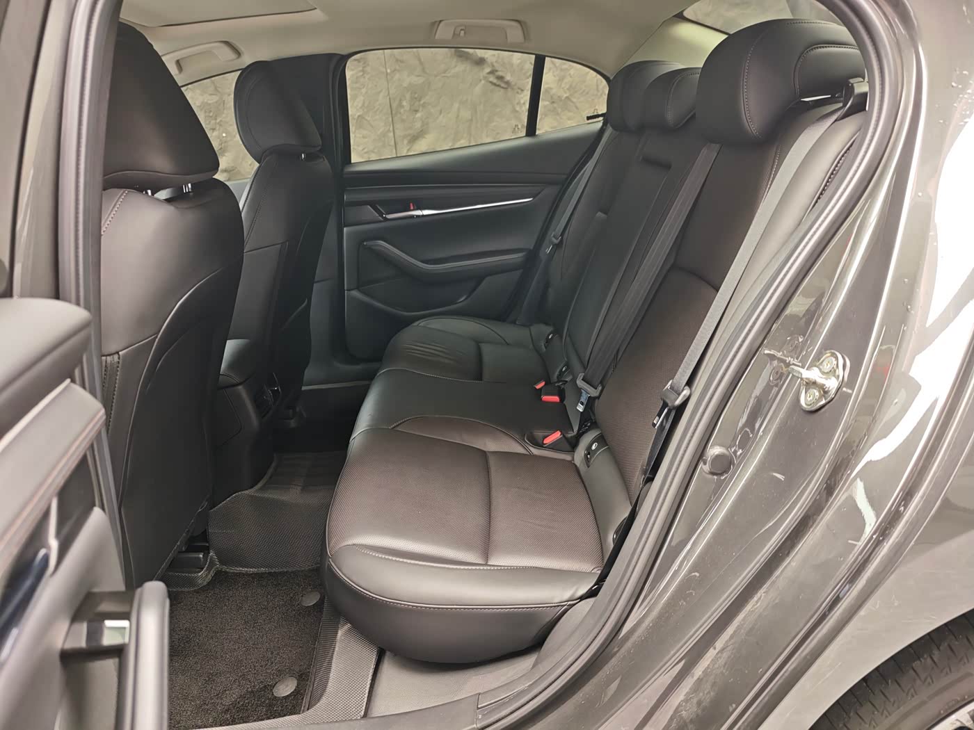 Mazda Mazda3 Axela 2.0 л 2022 г. Серебристо-серый, пробег 50000 км