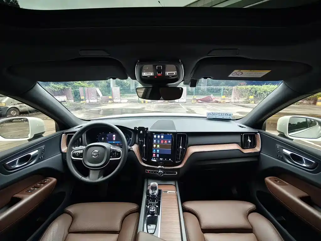 Volvo XC60 2024 T8 Luxury