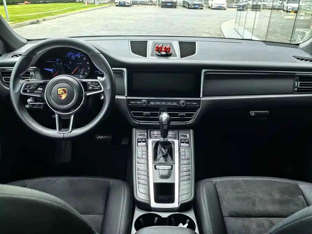 Porsche Macan — миниатюра 7