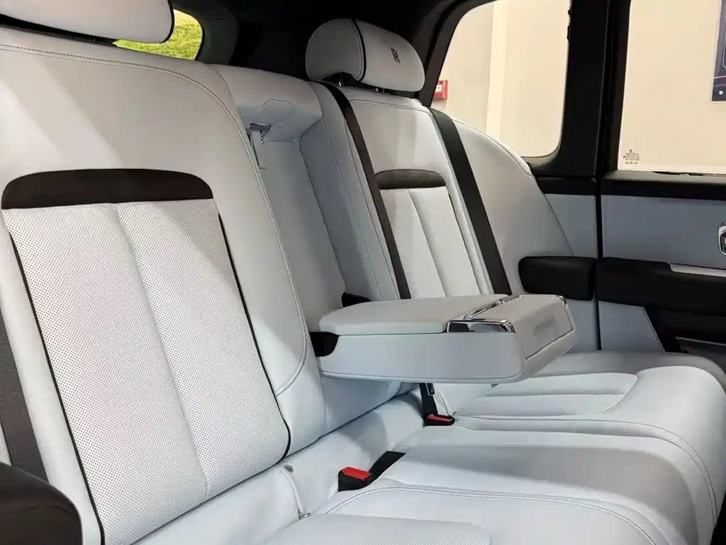 Rolls-Royce Cullinan 2026 мест