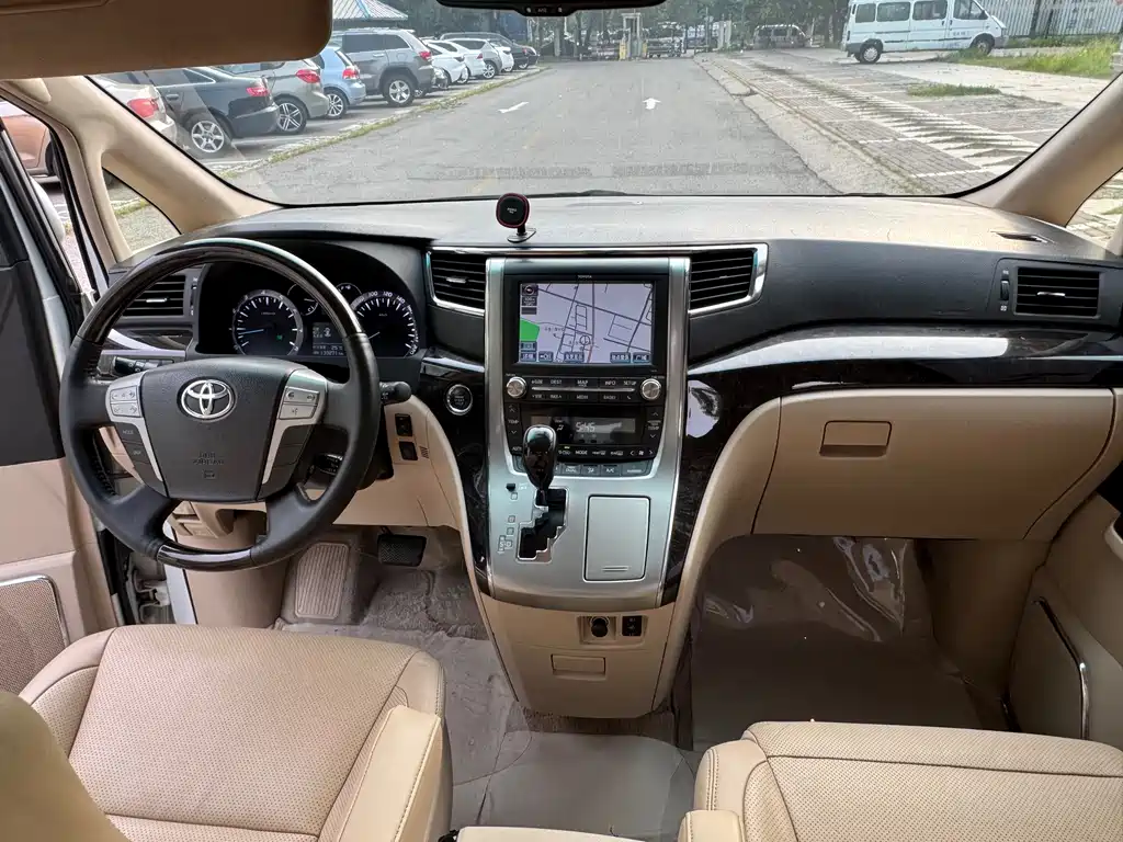 Toyota Alphard — миниатюра 17