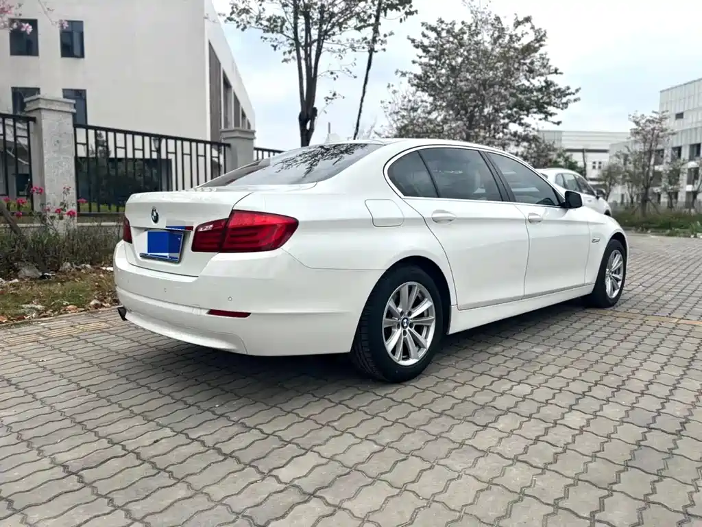 BMW 5 Series — миниатюра 7