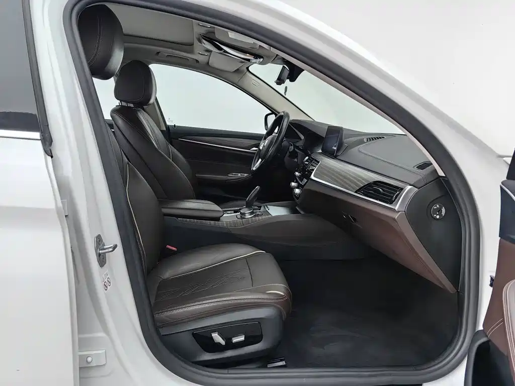 BMW 5 Series New Energy — миниатюра 23