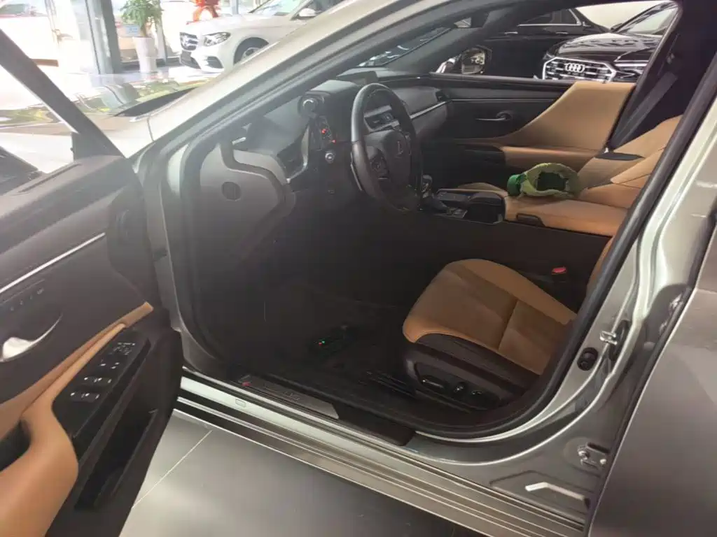 Lexus ES — миниатюра 16