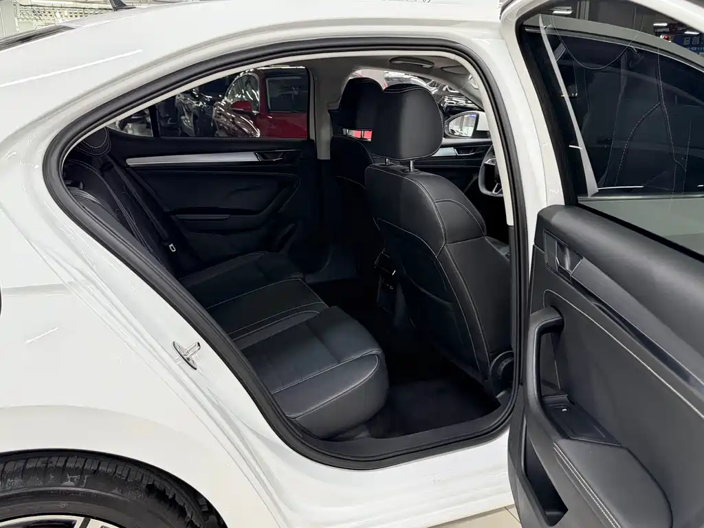Skoda Superb — миниатюра 12