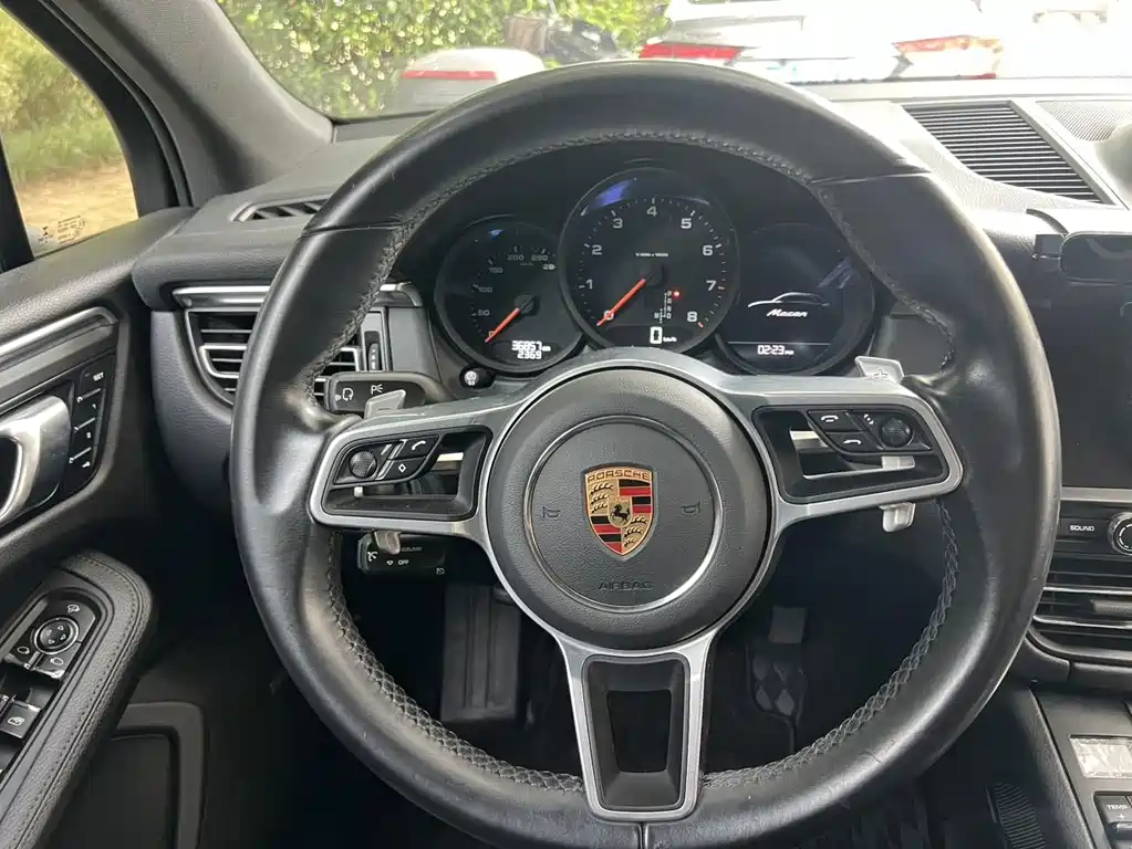 Porsche Macan — миниатюра 9