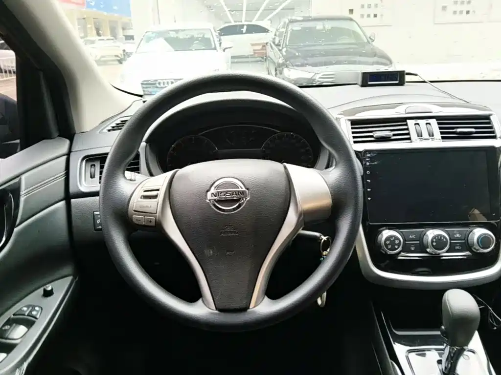 Nissan Tiida — миниатюра 11