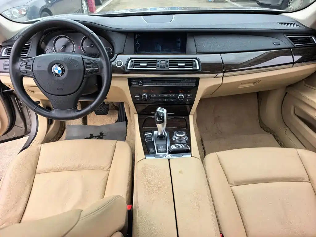 BMW 7 Series — миниатюра 13