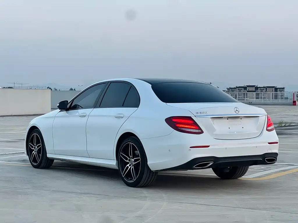Mercedes-Benz E-Class — миниатюра 9