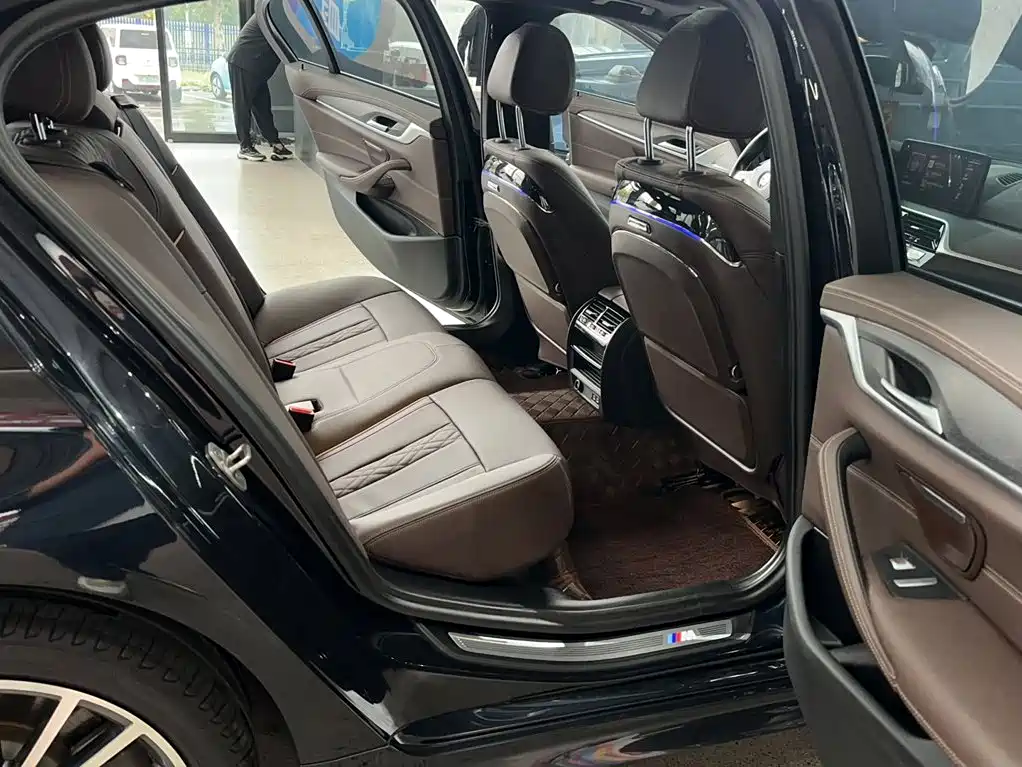 BMW 5 Series — миниатюра 21