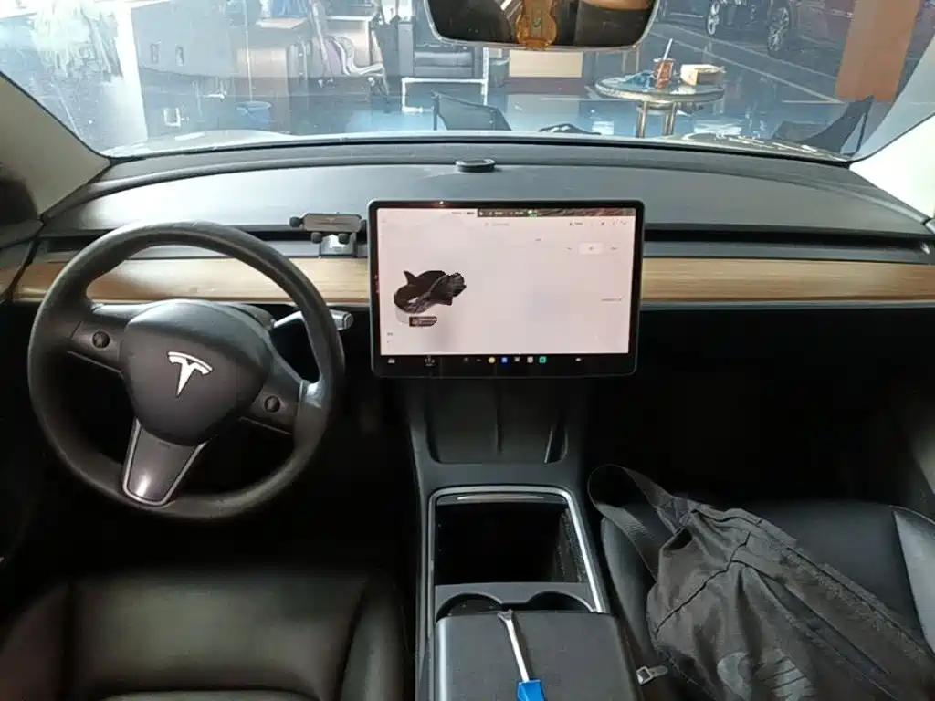 Tesla Model 3 — миниатюра 10