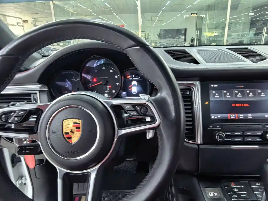 Porsche Macan — миниатюра 10
