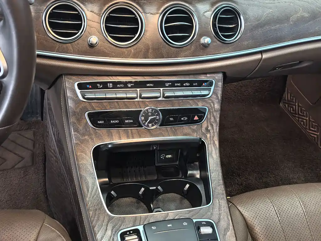 Mercedes-Benz E-Class — миниатюра 8