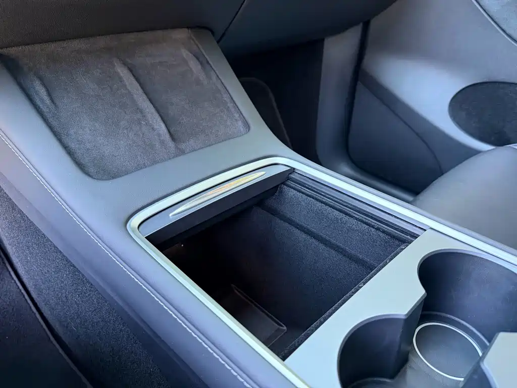 Tesla Model Y — миниатюра 10