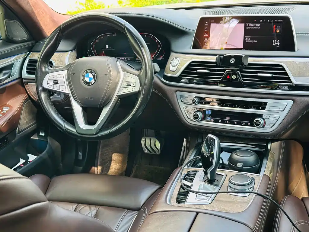 BMW 7 Series — миниатюра 5
