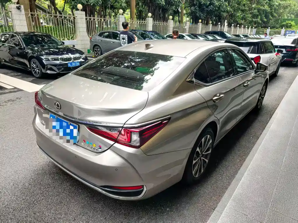 Lexus ES — миниатюра 11
