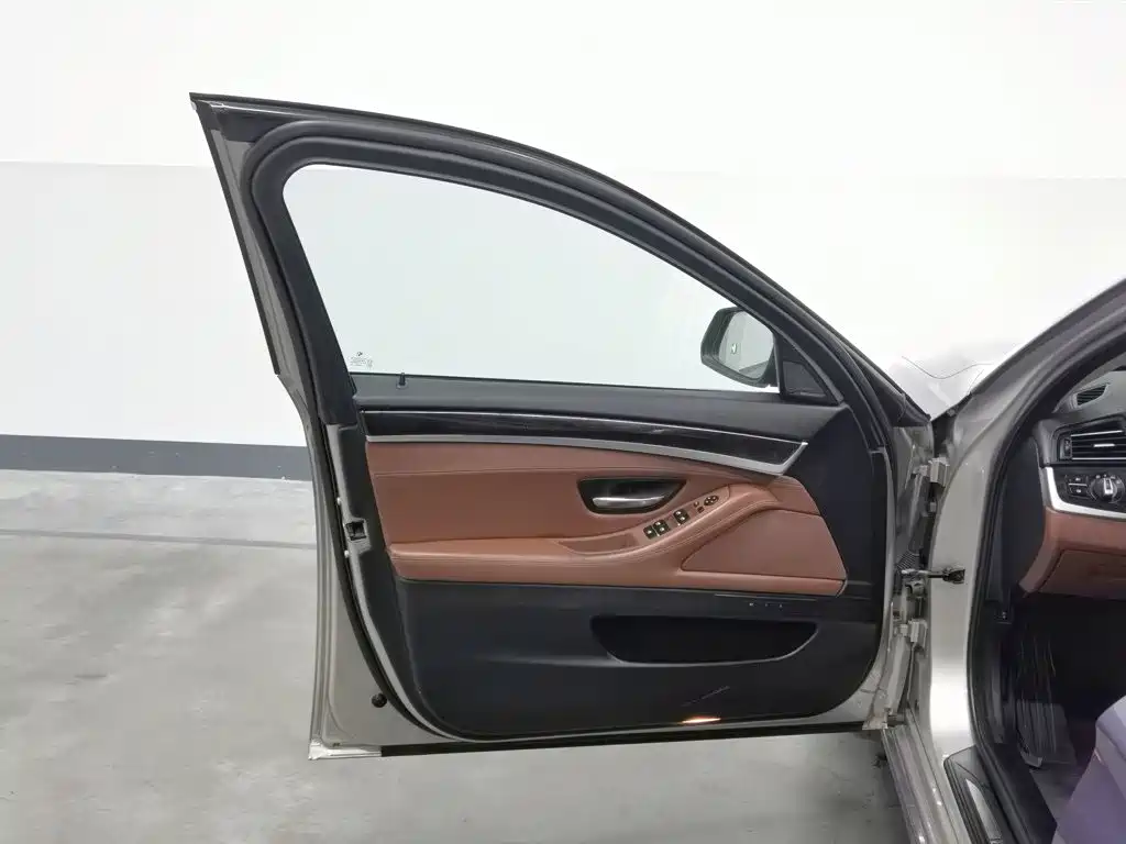 BMW 5 Series — миниатюра 8