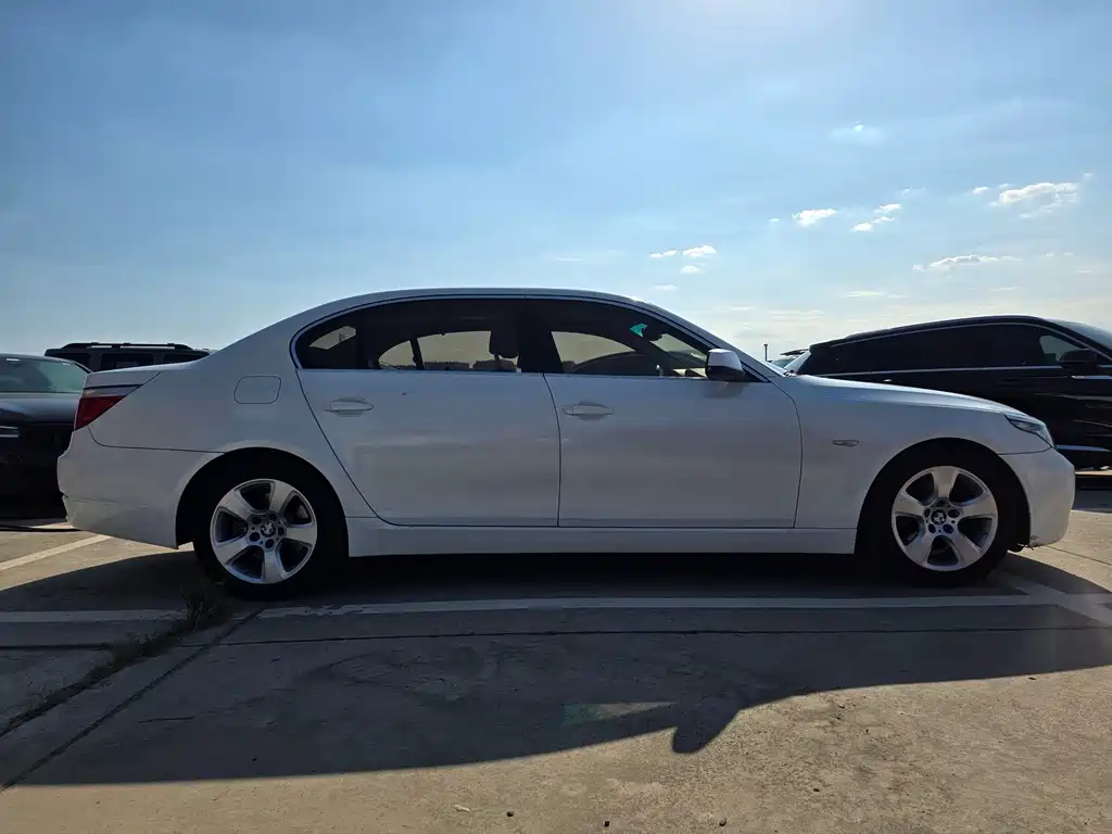 BMW 5 Series — миниатюра 11