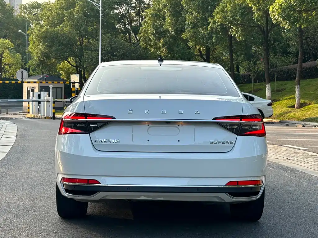 Skoda Superb — миниатюра 7