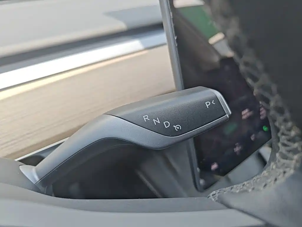 Tesla Model Y — миниатюра 10