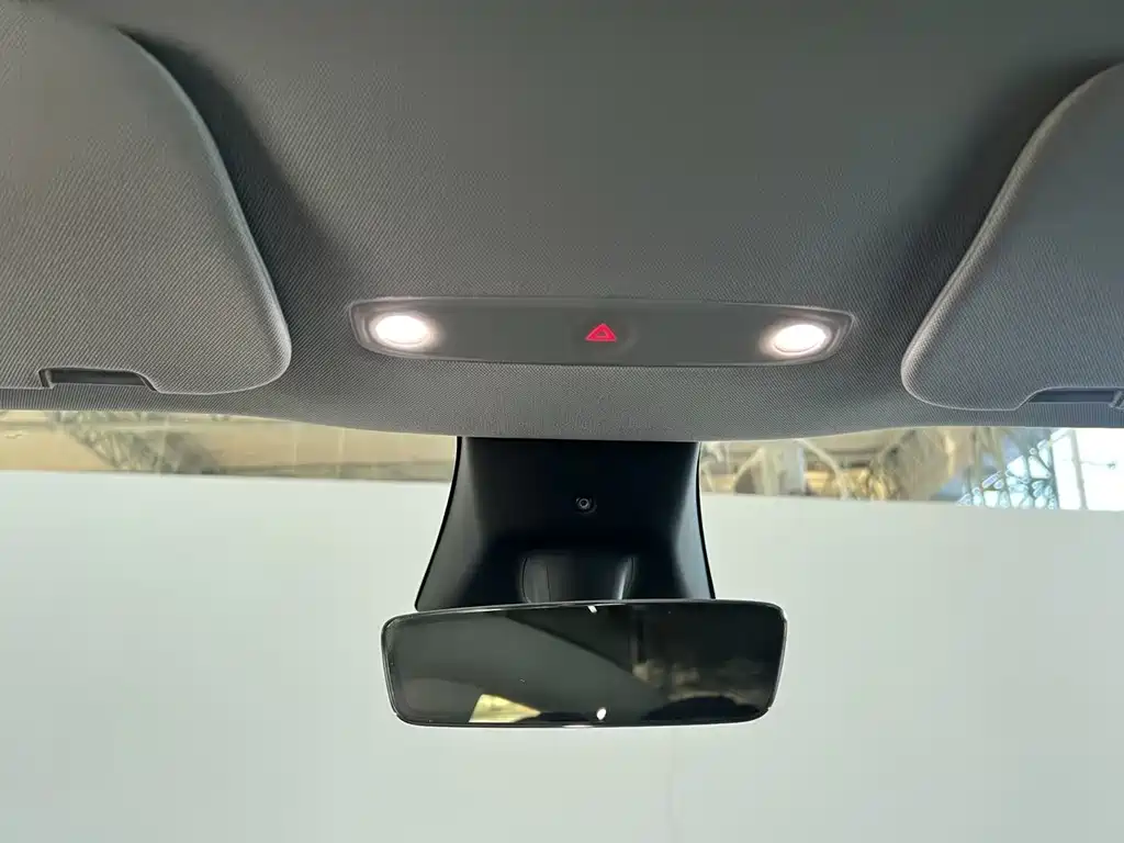Tesla Model Y — миниатюра 18