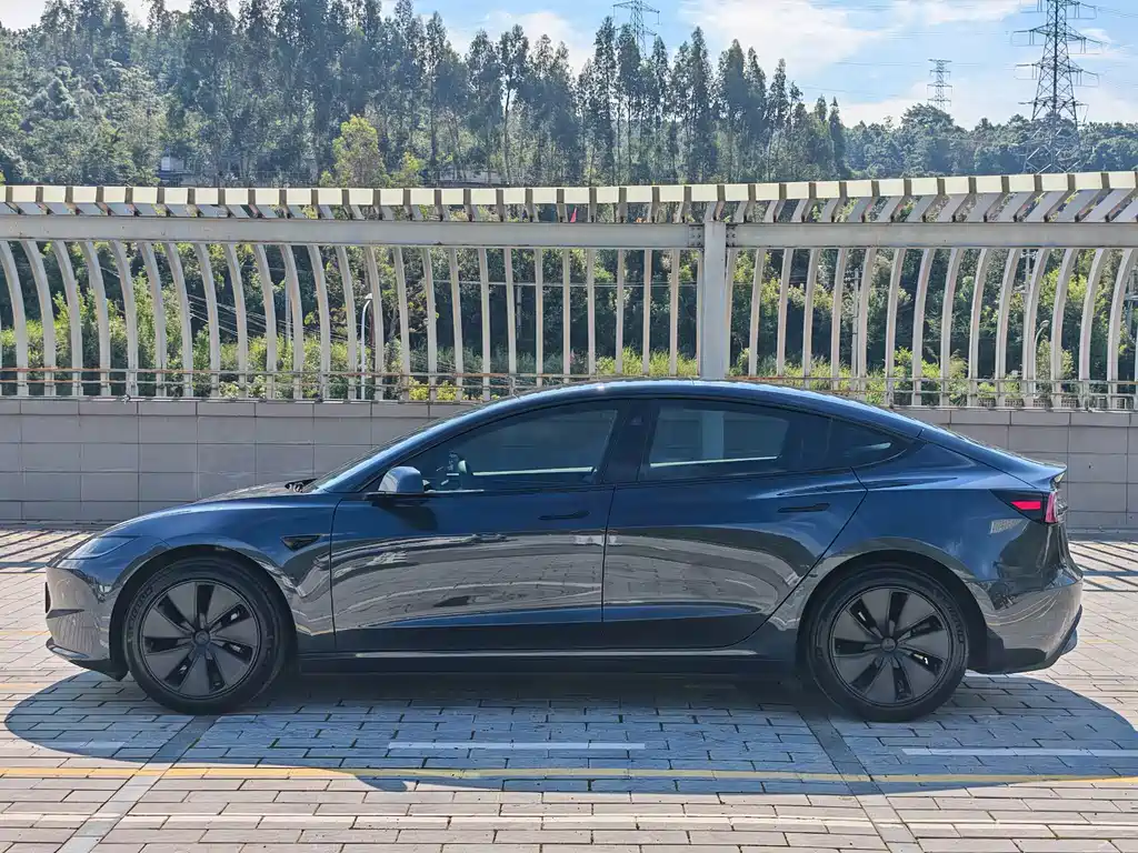 Tesla Model 3 — миниатюра 15
