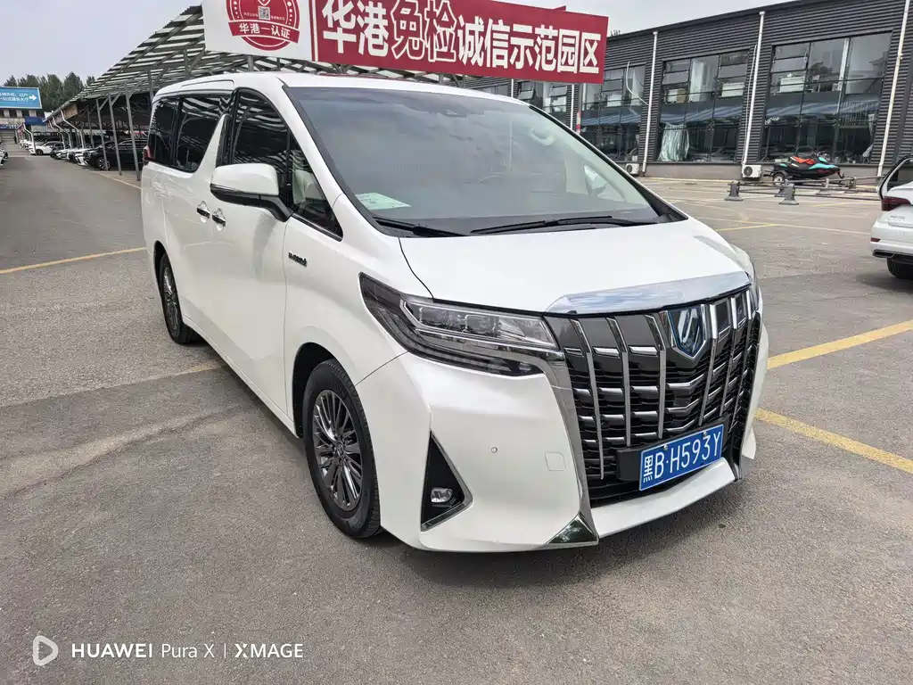 Toyota Alphard — миниатюра 3
