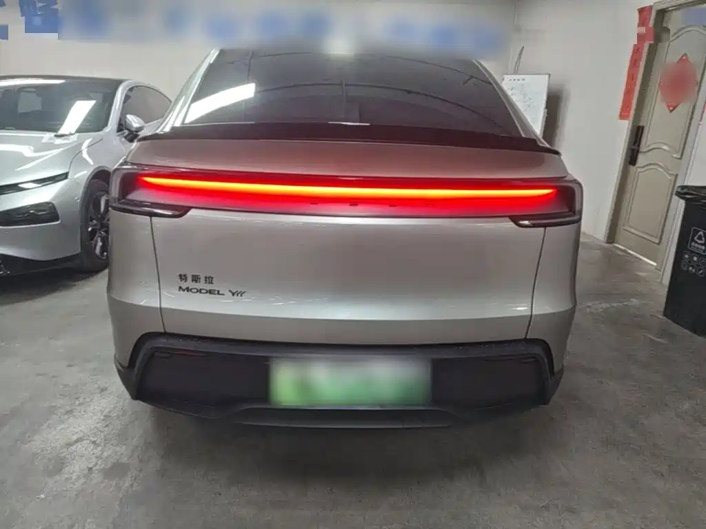 Tesla Model Y L — миниатюра 6