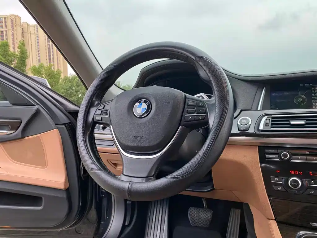 BMW 7 Series — миниатюра 9