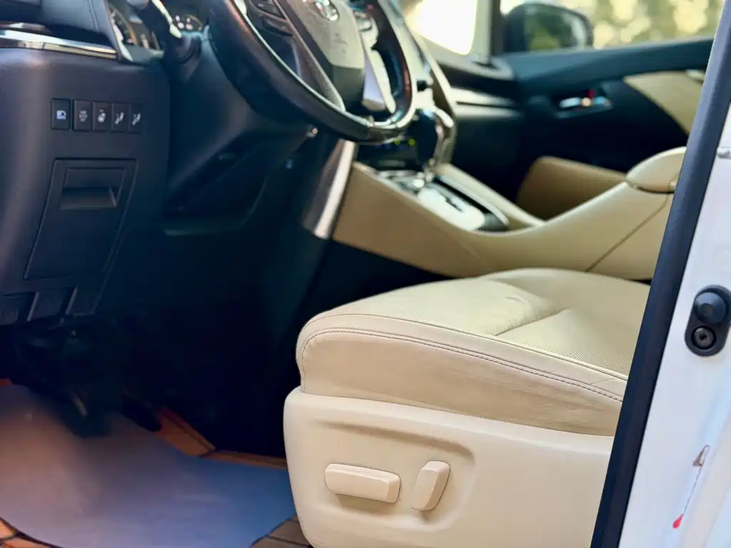 Toyota Alphard — миниатюра 10