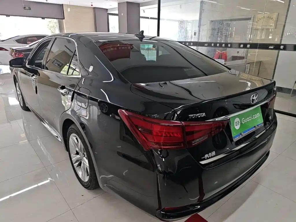 Toyota Crown — миниатюра 5