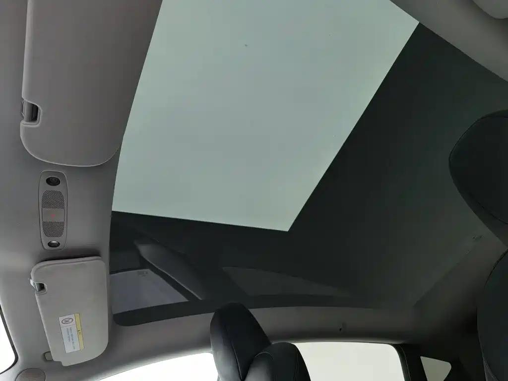 Tesla Model Y — миниатюра 14