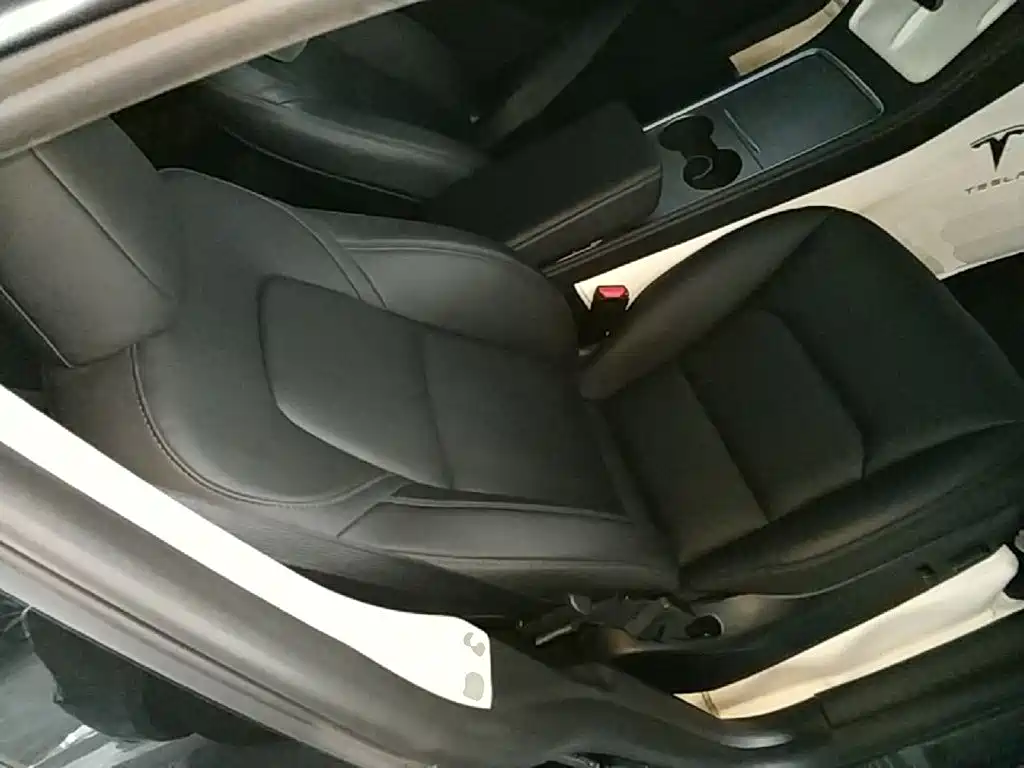 Tesla Model Y — миниатюра 25