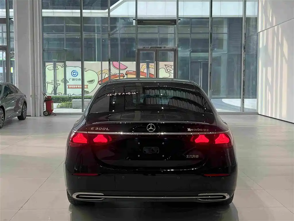 Mercedes-Benz E-Class — миниатюра 17