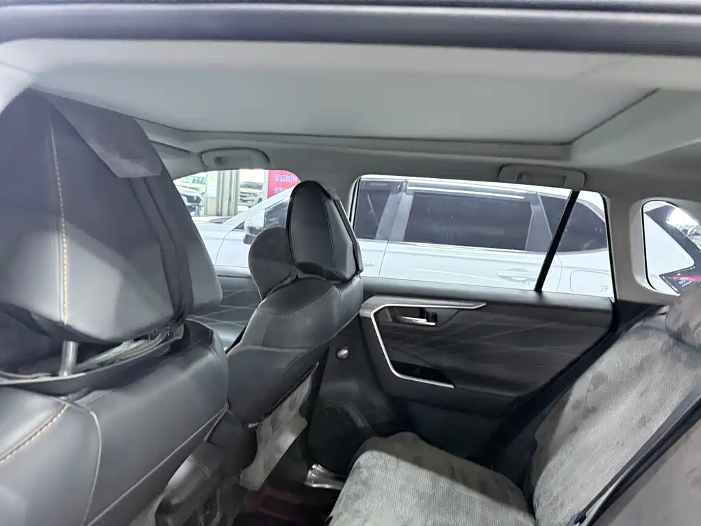 Toyota RAV4 — миниатюра 10